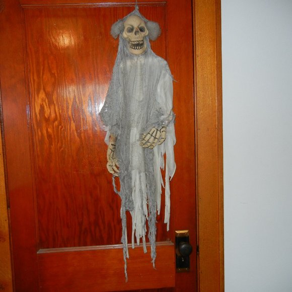3' Large Vtg Scary Hanging Skeleton Ghost Ghoul Halloween Decoration - Horror - Picture 1 of 12